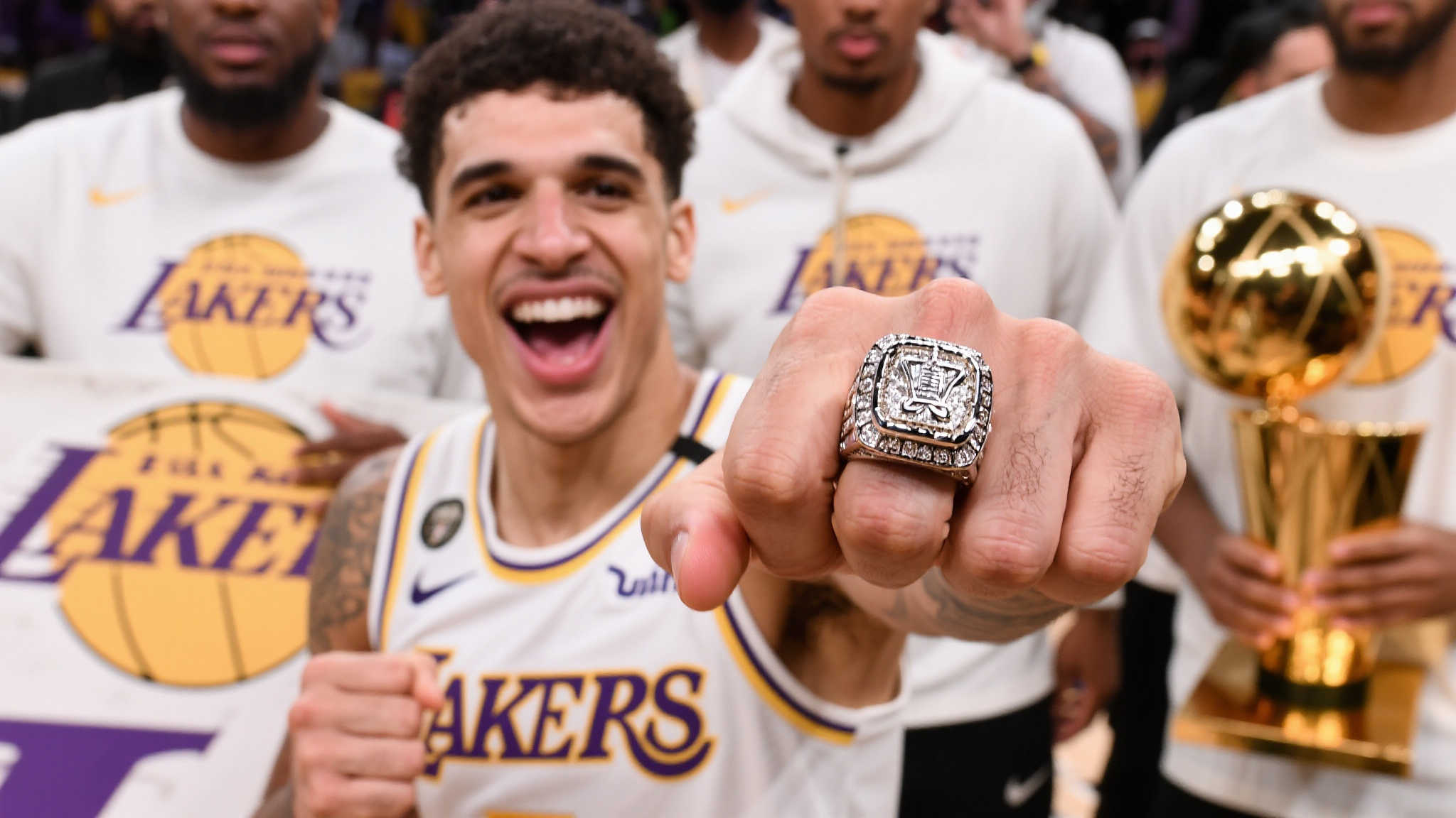 首先，需要理解为什么卡鲁索会如此强调自己的新戒指是